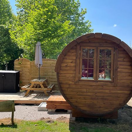 Tonneau Herbergement Insolite Au Camping Des Nieres Ebreuil Ngoại thất bức ảnh