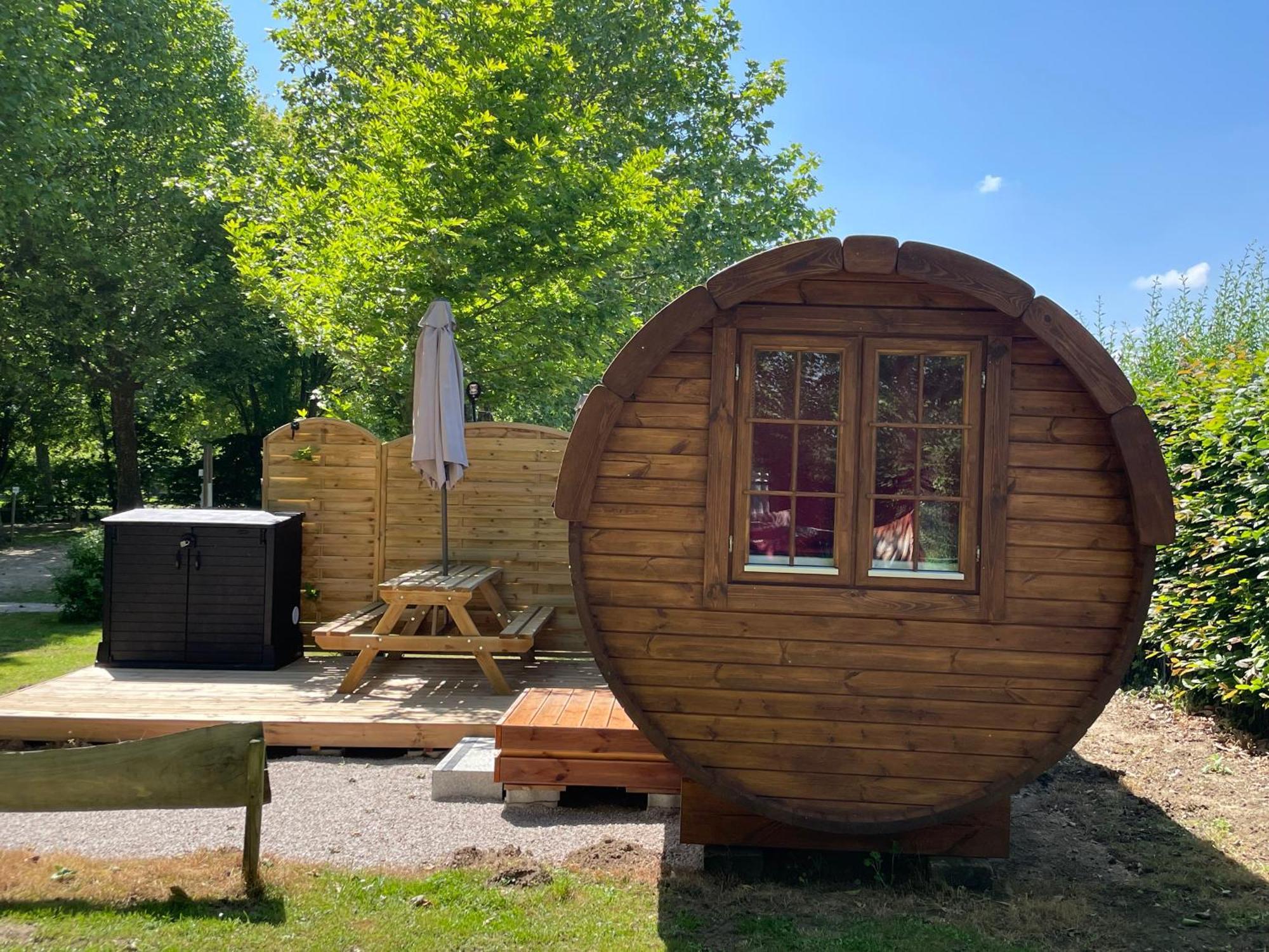 Tonneau Herbergement Insolite Au Camping Des Nieres Ebreuil Ngoại thất bức ảnh