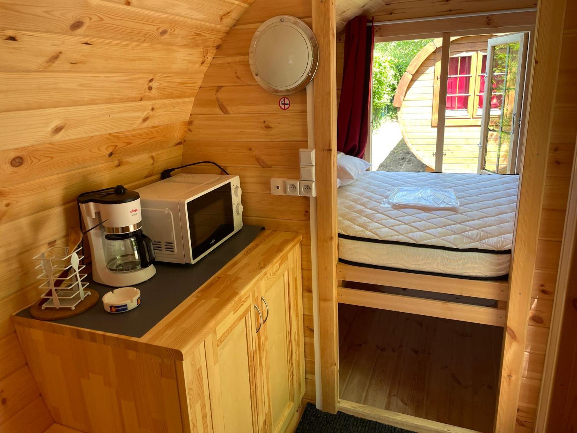 Tonneau Herbergement Insolite Au Camping Des Nieres Ebreuil Ngoại thất bức ảnh